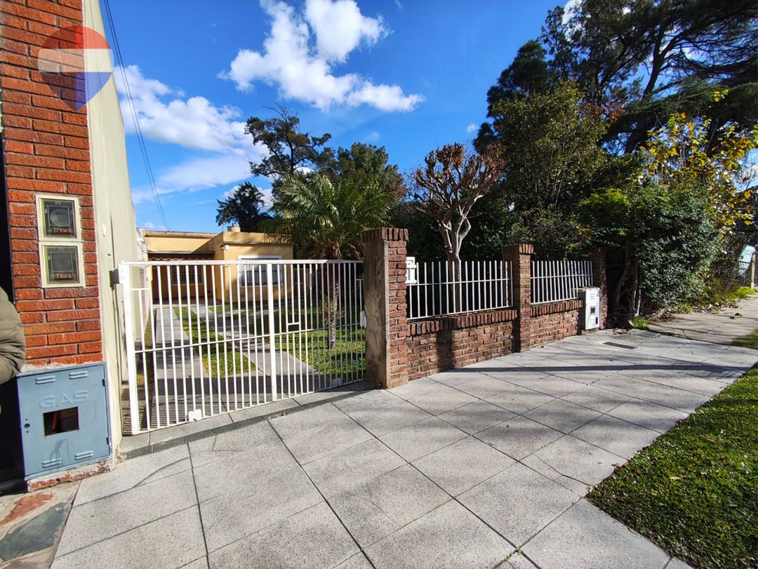 Venta casa 3 amb con parque José León Suarez