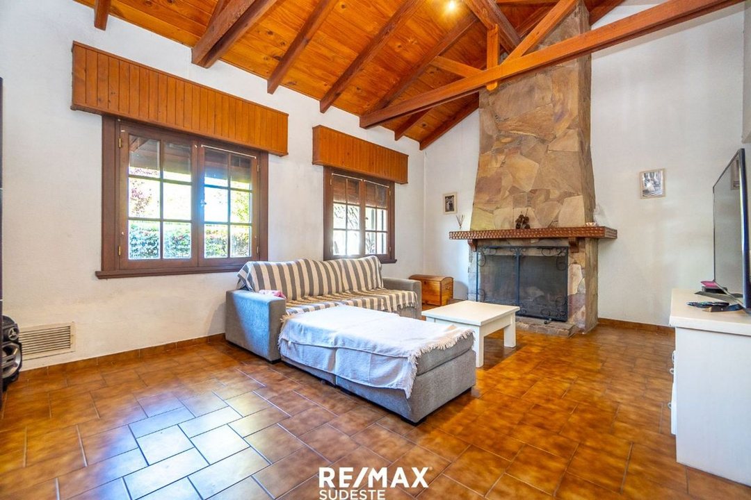 VENTA CASA 4 DORMITORIOS QUINCHO PILETA CENTRO