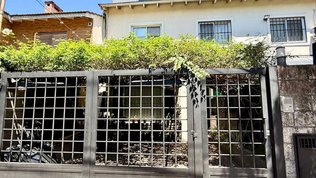 VENTA CASA TRIPLEX CON JARDIN 5 AMBIENTES  BECCAR