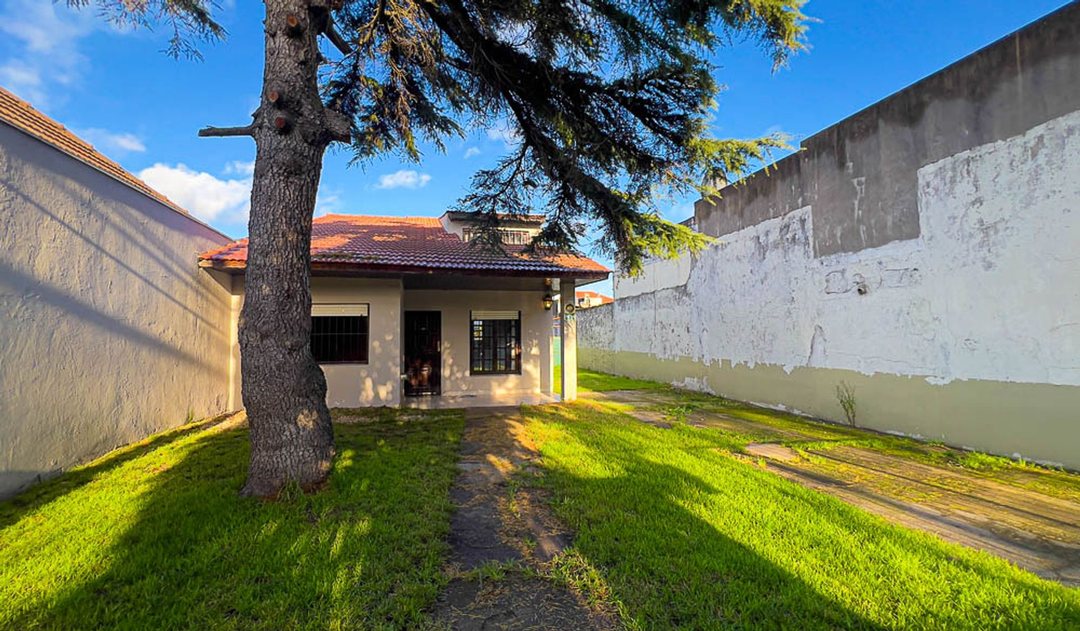 VENTA CASA 3 AMBIENTES  CON PARQUE