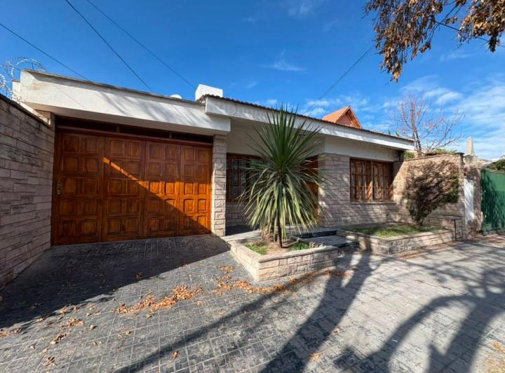 Casa · 160m² · 8 Ambientes · 2 Cocheras