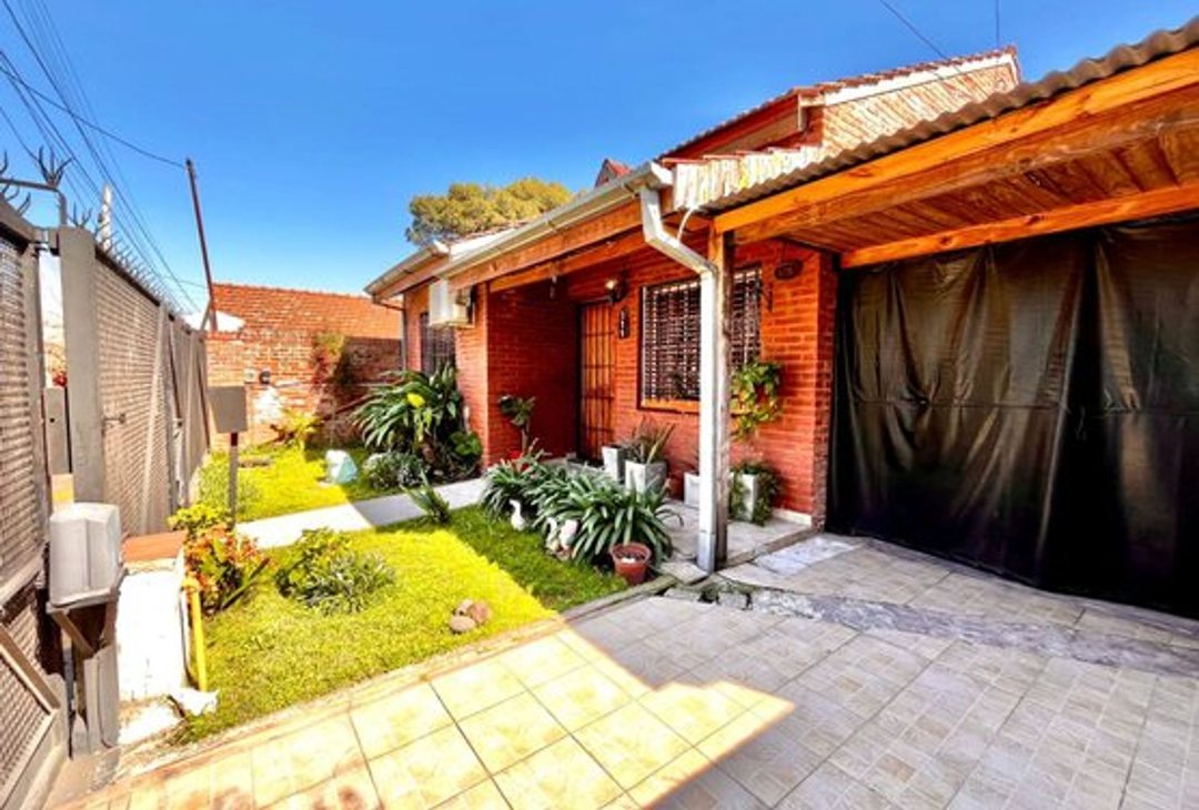 CASA PARA DOS FAMILIAS EN VENTA EN MONTE GRANDE
