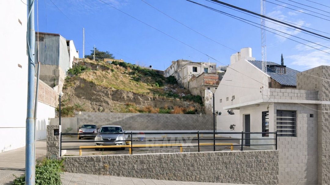 TERRENO CENTRICO CON SALIDA A 2 CALLES