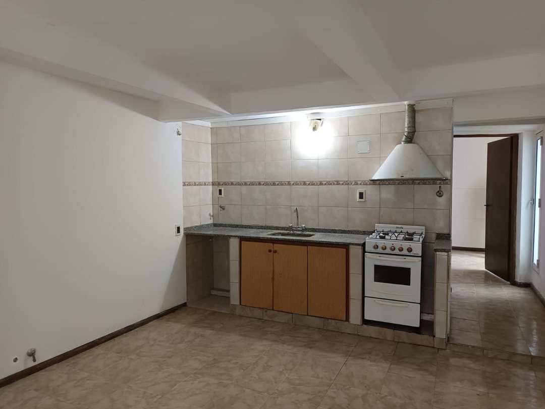 VENTA DEPTO.1 DORM. CON PATIO ECHESORTU A RECICLAR