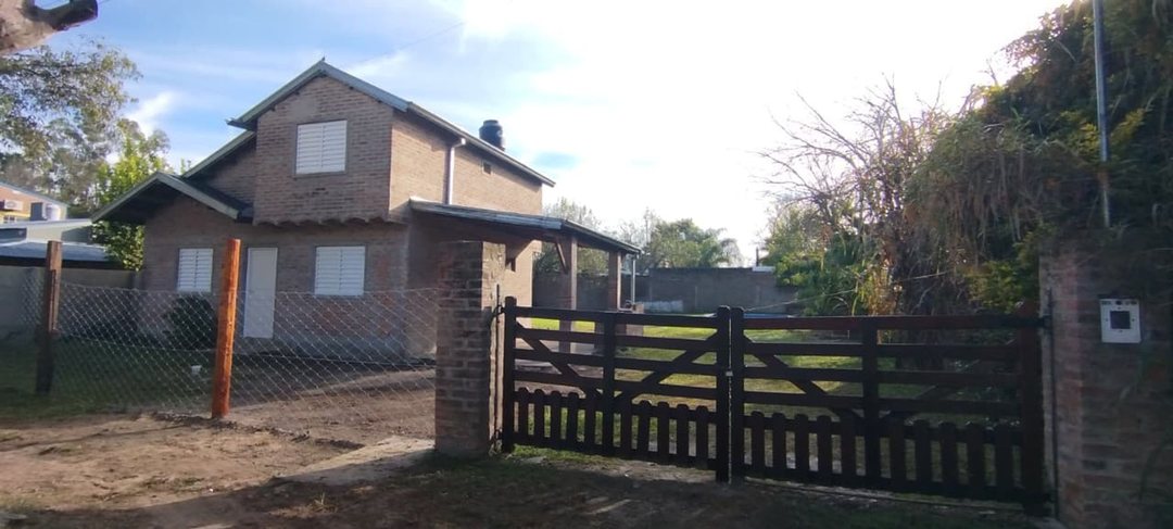 Casa con pileta y gran patio en Arroyo Leyes