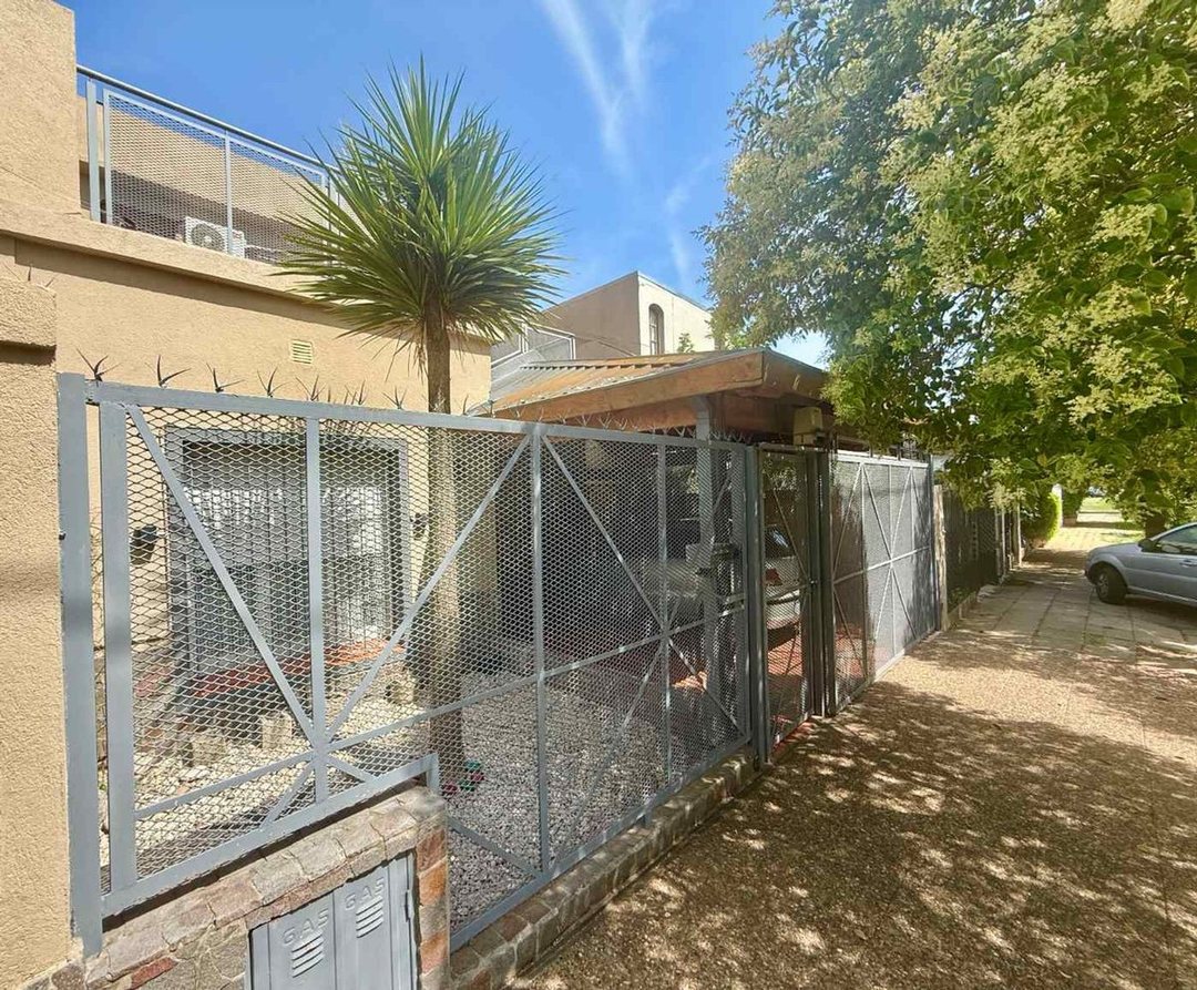 CASA VENTA 4AMB CASTELAR SUR PARQUE COCHERA