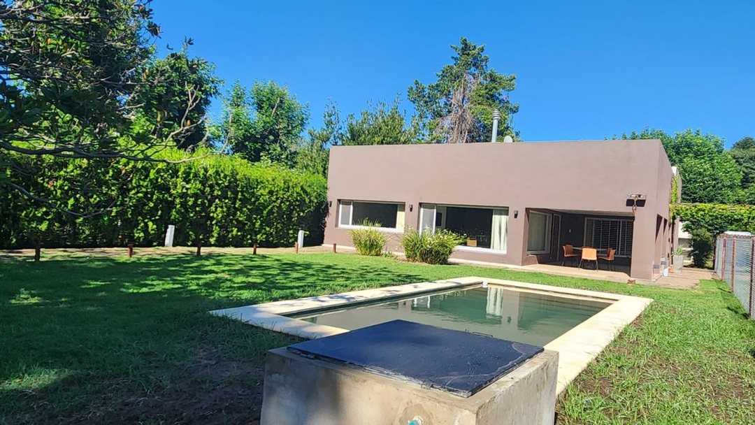 VENTA CASA DOS DORMITORIOS, PARQUE PILETA. FUNES