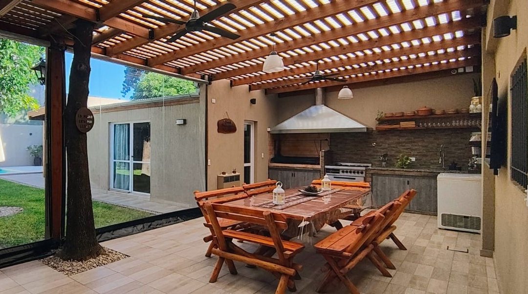 VENTA DE CASA CON QUINCHO Y PILETA WILLIAM MORRIS