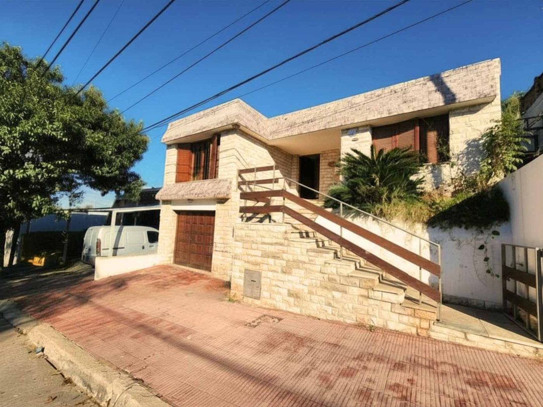 VENTA CASA 2 DORM COCHERA Y QUINCHO B° SARMIENTO
