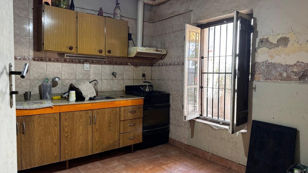 VIVIENDA 2 DORMITORIOS/PATIO/GARAGE A RECICLAR