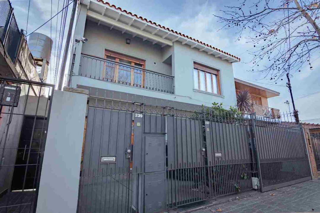 PH 3 AMBIENTES CON PATIO Y BALCÓN AL FRENTE