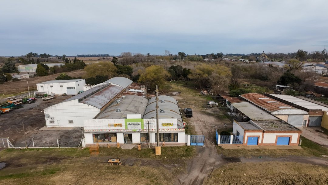 GALPÓN CON OFICINAS SOBRE RUTA 8 + QUINTA