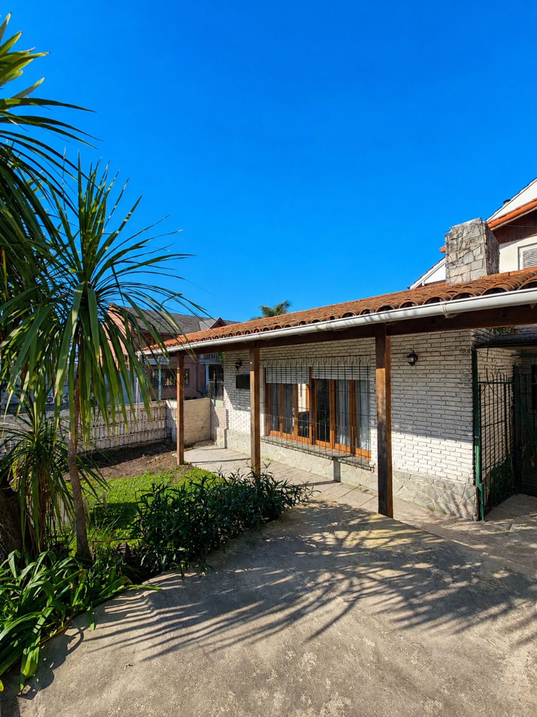 CASA 4 AMBIENTES CON COCHERA EN VENTA