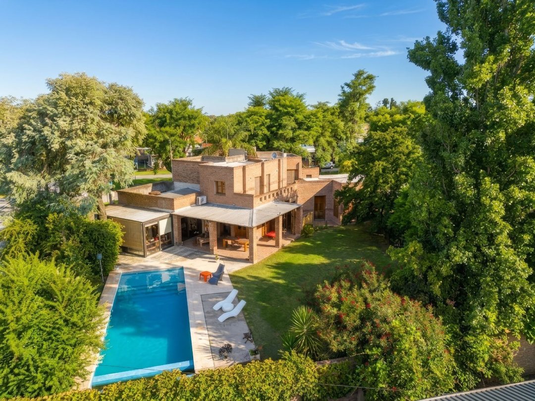 CASA EN VENTA ALMAFUERTE DOBLE LOTE PILETA 1050 M2