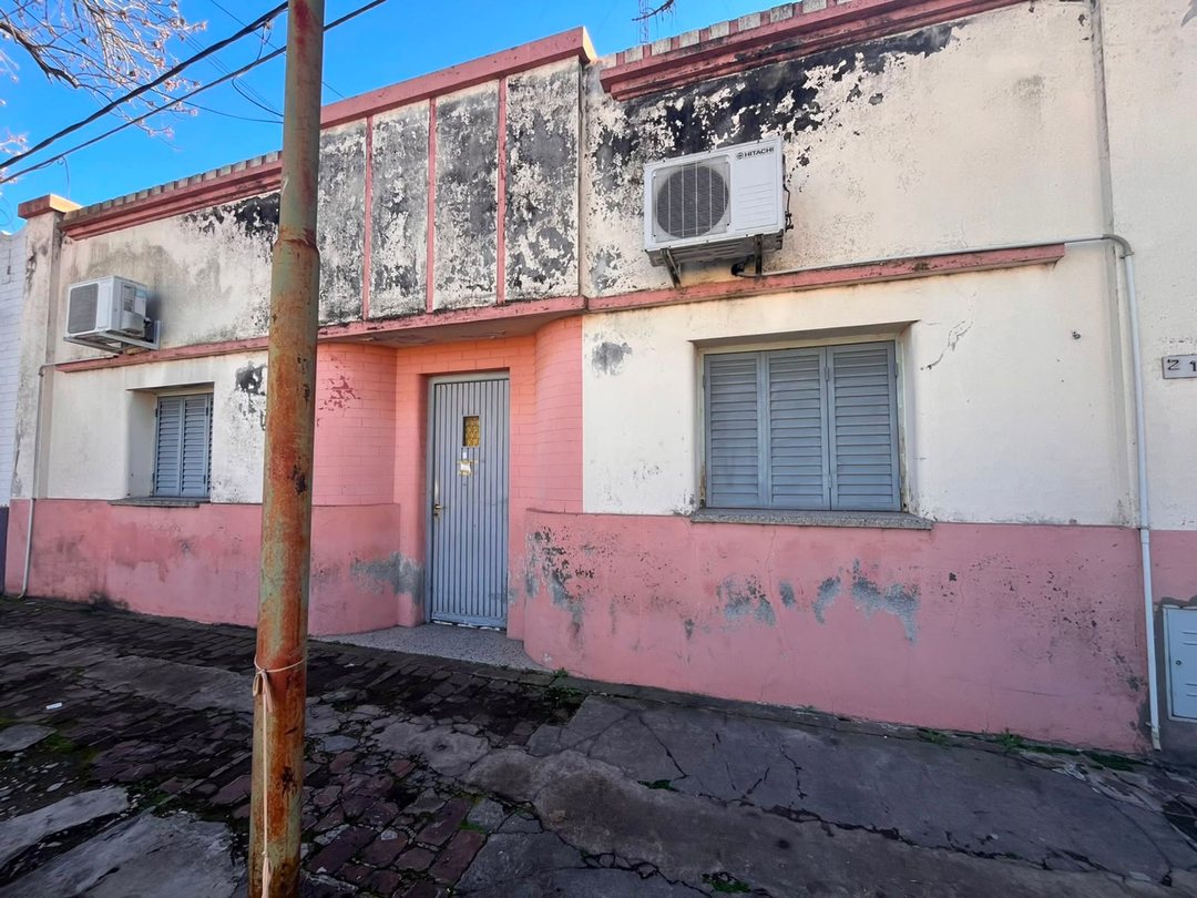 VENTA/CASA/ESQUINA/2 DORMITORIOS/A REFACCIONAR.