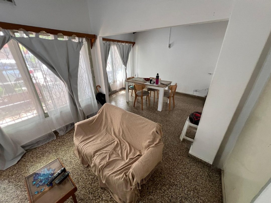 VENTA CASA  CON COCHERA Y PATIO EN QUILMES