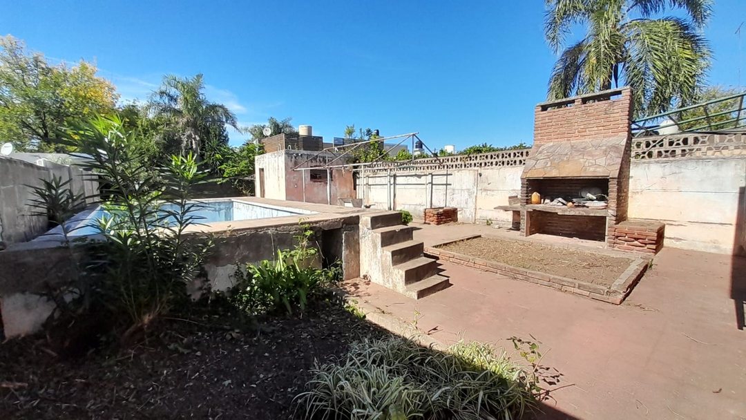 VENTA  CASA AL FRENTE  CON JARDIN EN SAN LORENZO