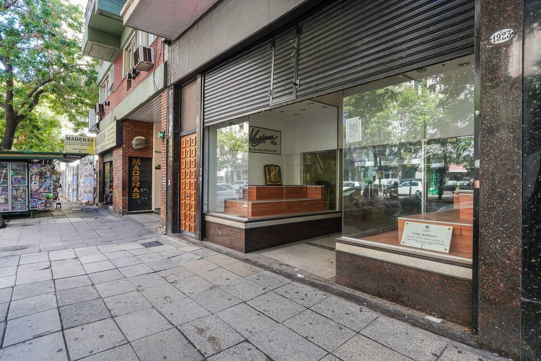 VENTA IMPORTANTE LOCAL COMERCIAL - AV. RIVADAVIA