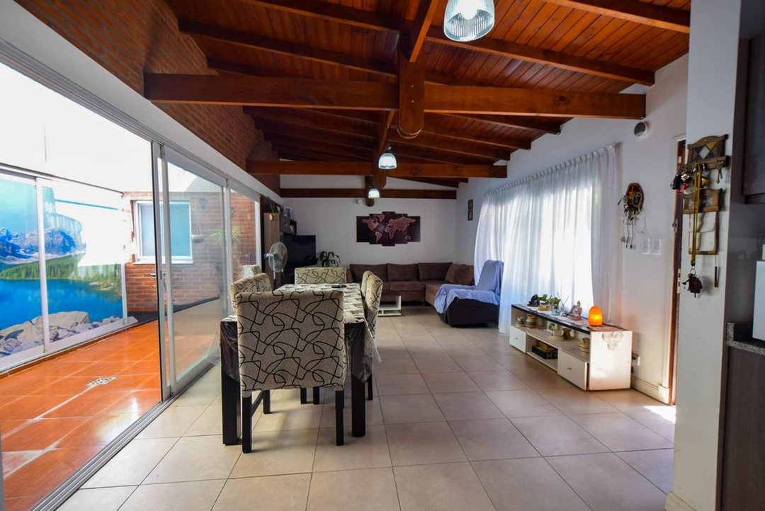 CASA 4 AMBIENTES CON GRAN PARQUE TOMA PERMUTA
