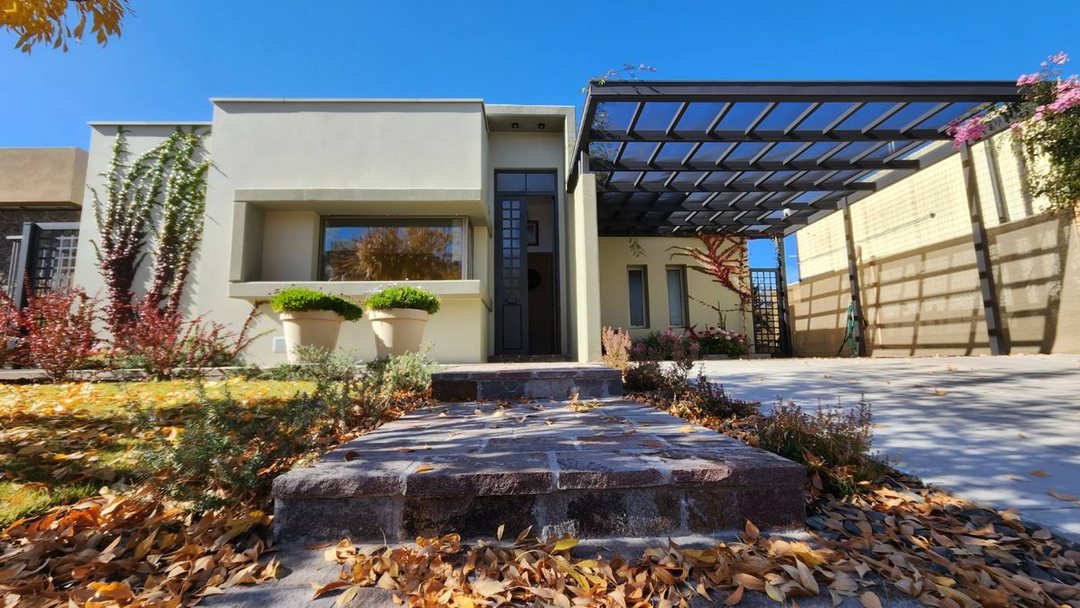 Venta Hermosa Casa  en Lomas de Russell