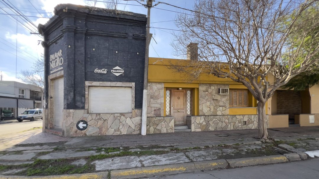 CASA + LOCAL+ GALPON EN PLENO CENTRO DE ZAVALLA