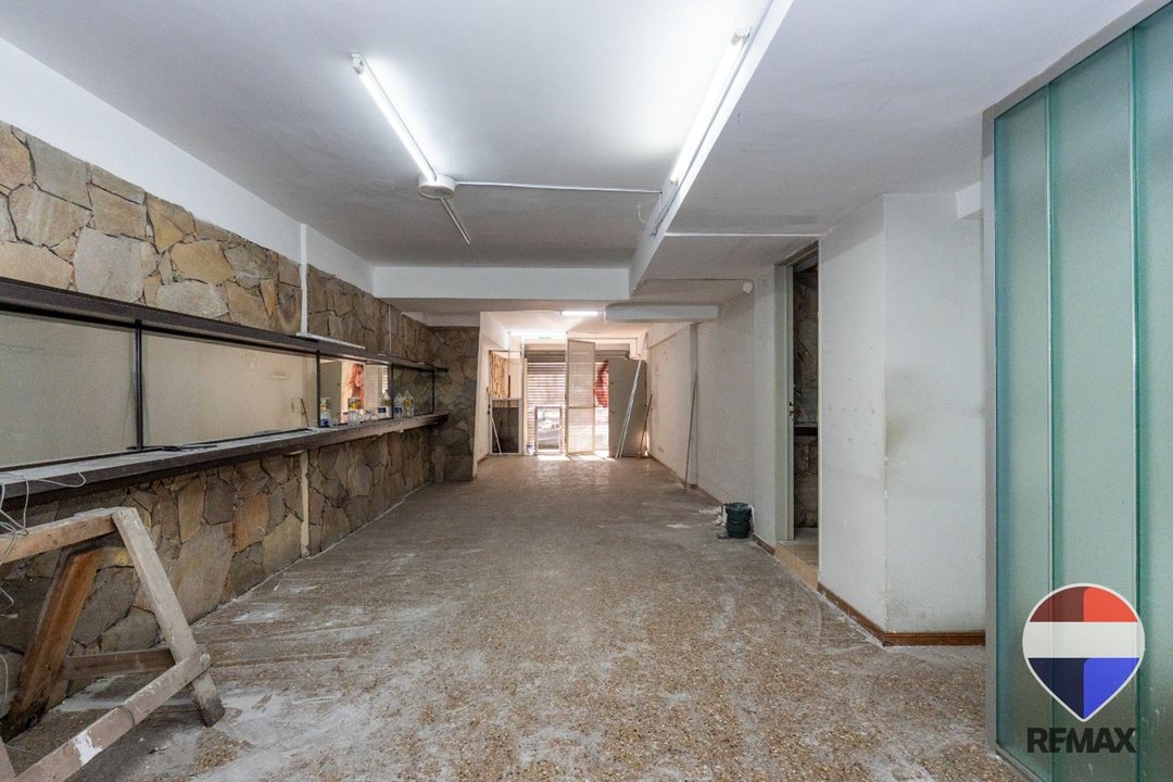 VENTA LOCAL EN FLORES