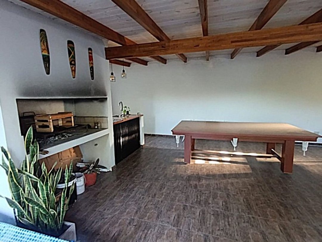 VENTA CASA 2 DORMITORIOS, COCHERA PATIO Y QUINCHO