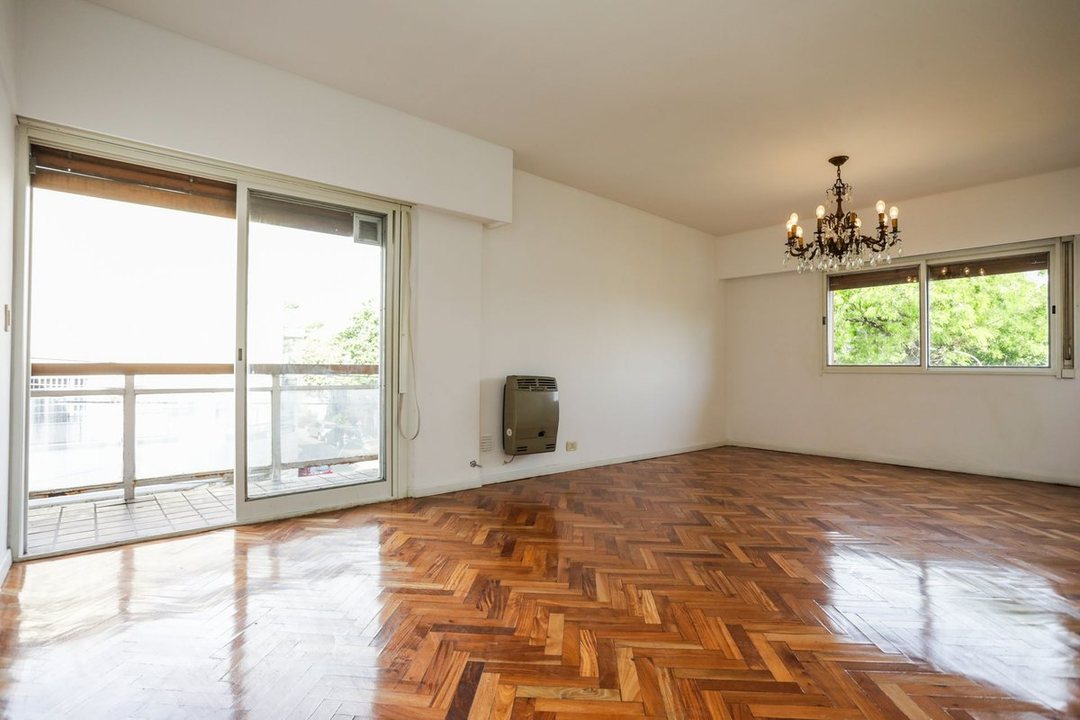 Venta  4 ambientes más dependencia  con Cochera