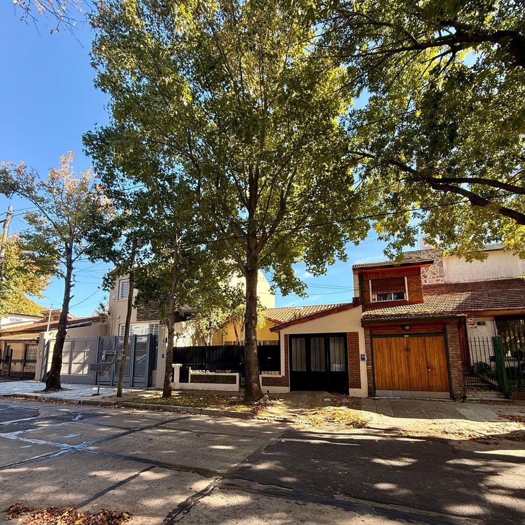 Venta casa multifamiliar en Olivos Barrio Golf