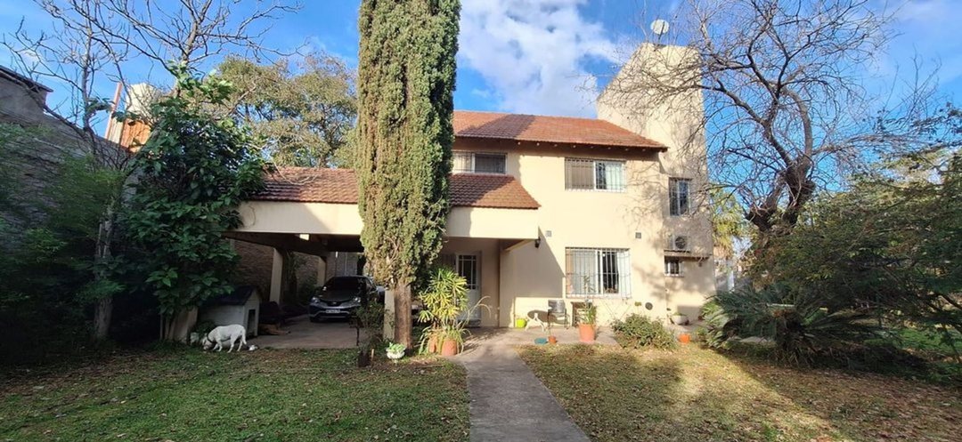 CASA EN VENTA 9 DE ABRIL 5 AMBIENTES CON PILETA