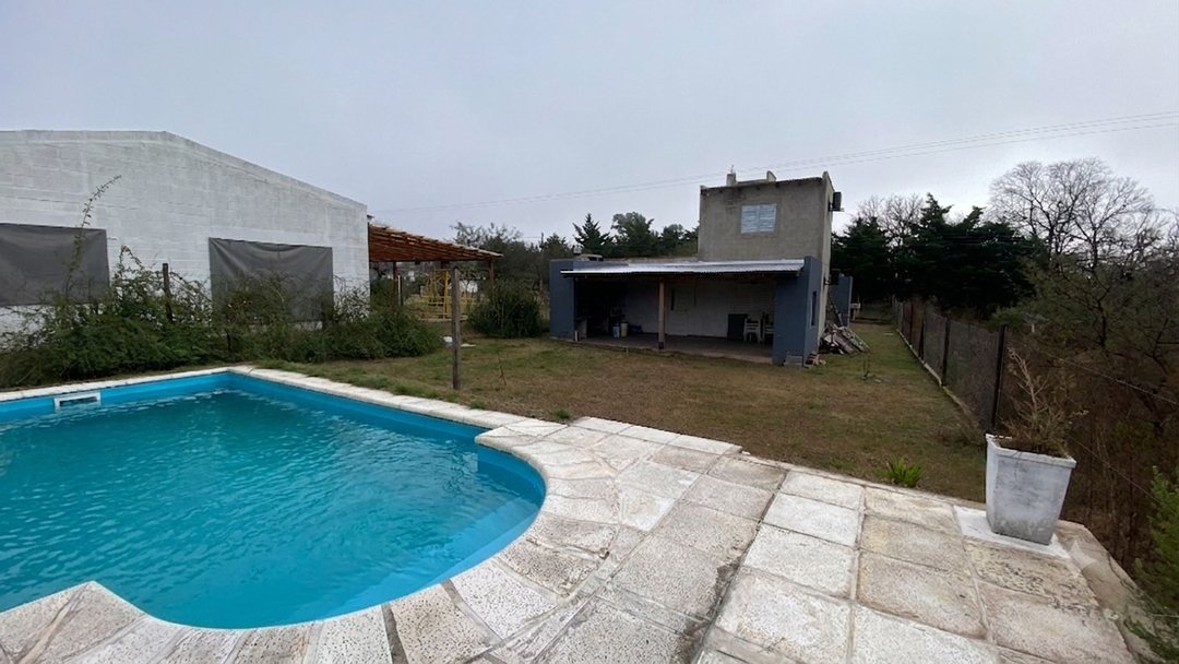 VENDE PERMUTA CASA 2 DORM CON PILETA LOS MOLINOS
