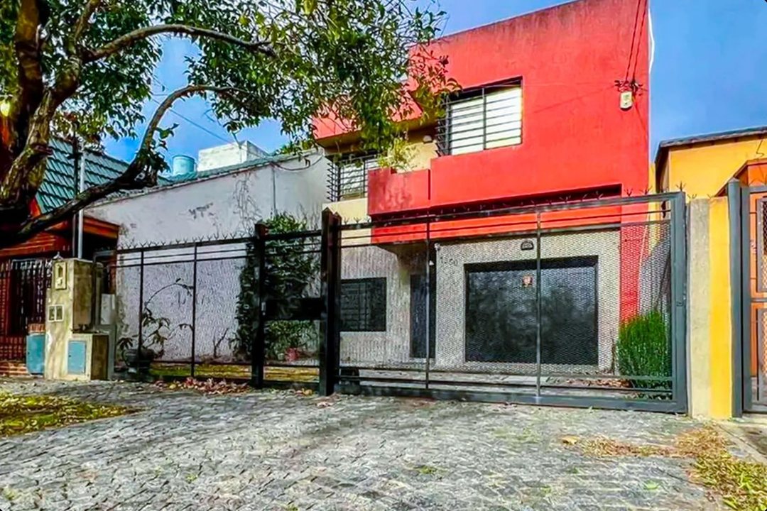 CASA DE 6 AMBIENTES GARAGE QUINCHO JARDIN QUILMES