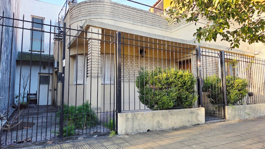 CASA CON PATIO Y TERRAZA EN CARAPACHAY