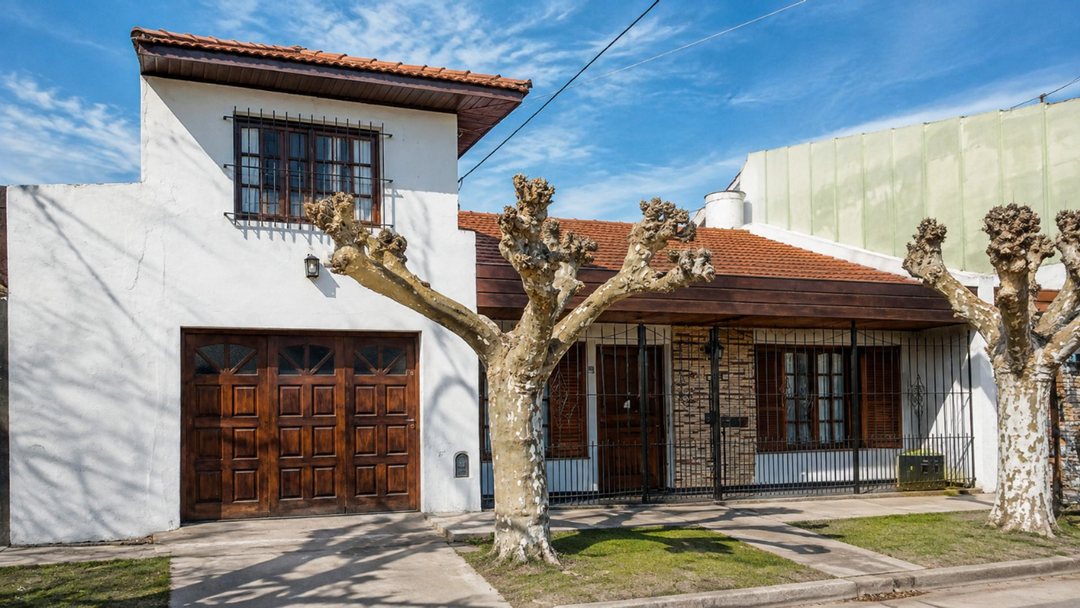 VENTA CASA 4 AMBIENTES APTO CREDITO  CON PARQUE