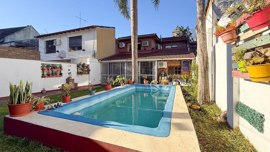 VENDE CASA 5 AMB/A. CREDITO/PERMUTA/MULTIFAMILIA