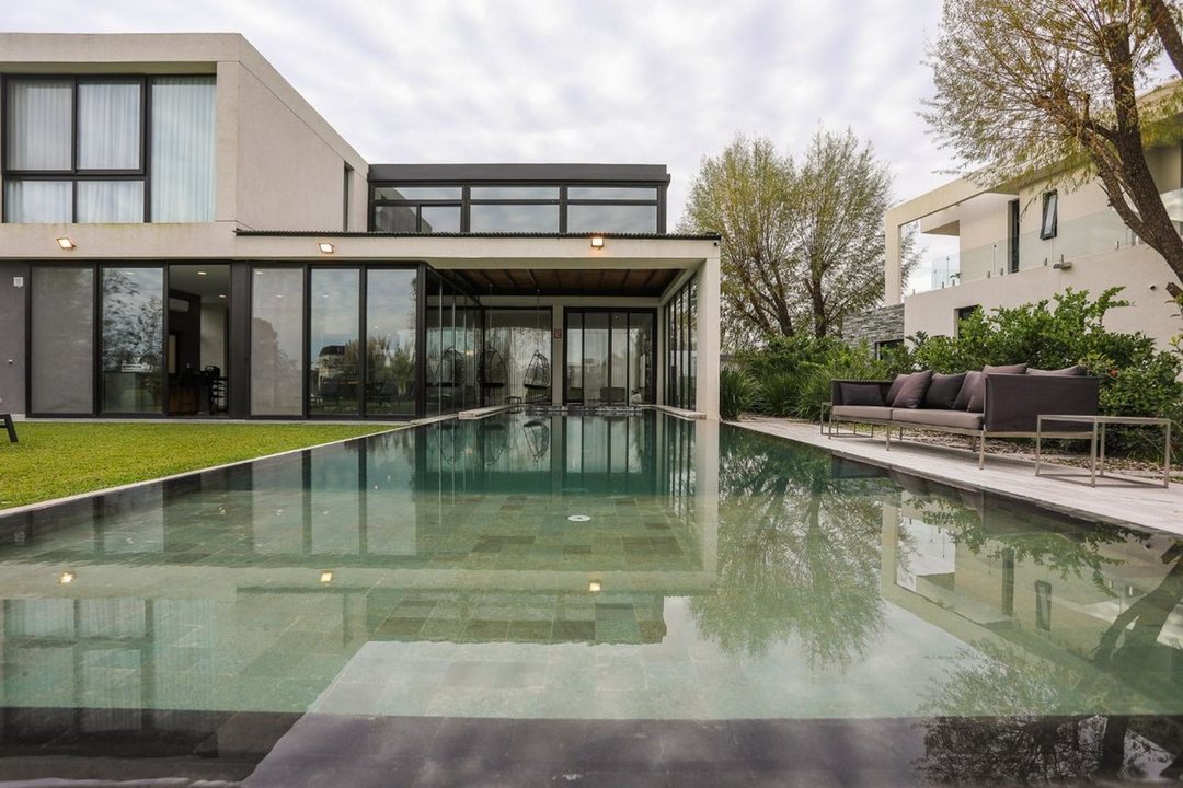 Casa   5 ambientes con gym y detalles de categoria