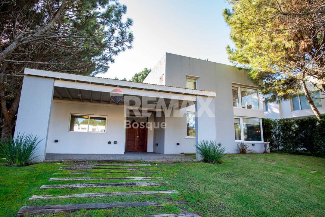 CASA VENTA COSTA ESMERALDA - FONDO LIBRE AL GOLF