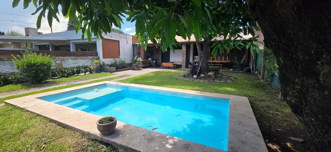 VENTA CASA A REFACCIONAR YERBA BUENA CON PILETA