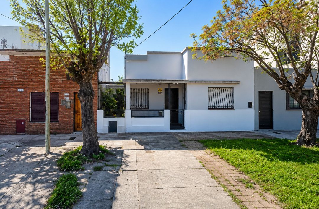 VENTA CASA 3 AMB CON  PARQUE, PARRILLA QUILMES