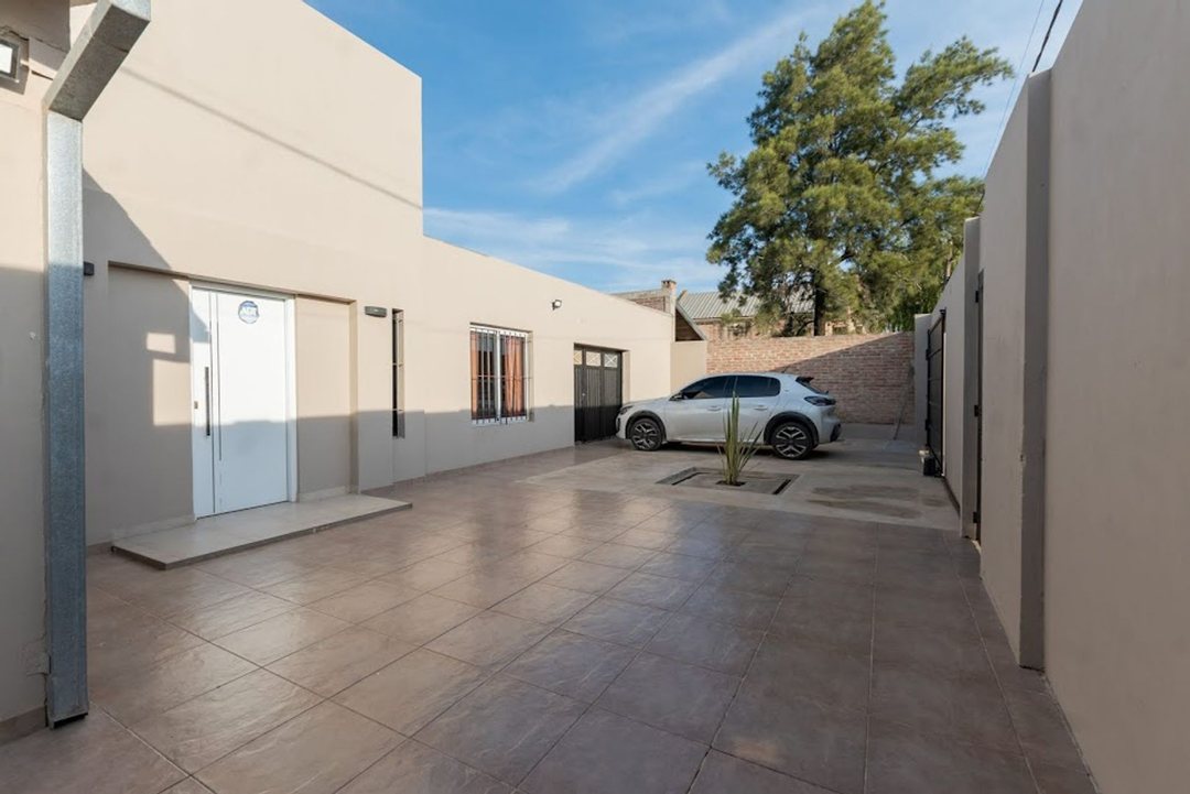 SE VENDE CASA MODERNA, FUNCIONAL Y AMPLIO TERRENO.