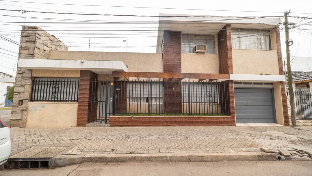 CASA EN VENTA 4 DORMITORIOS CON COCHERA SALADILLO