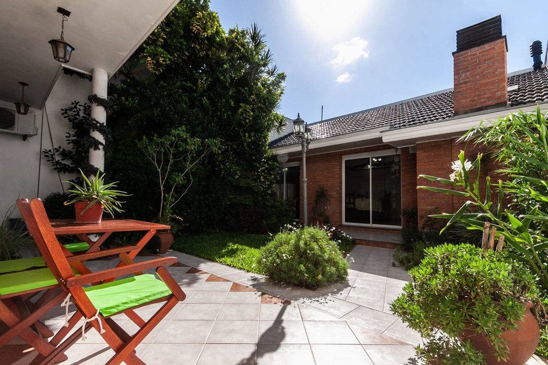 HERMOSO CHALET DE 5 AMB. EN LANUSITA