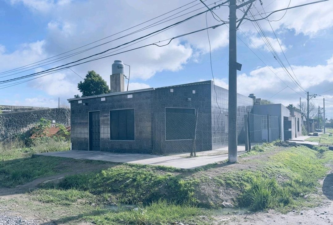 Se vende casa con local.