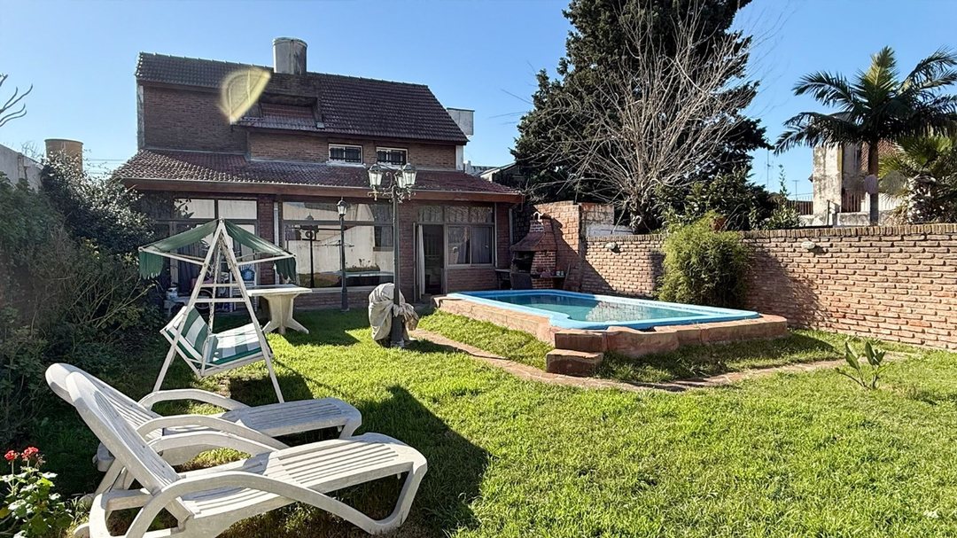 VENTA CASA 4 AMBIENTES HURLINGHAM PILETA