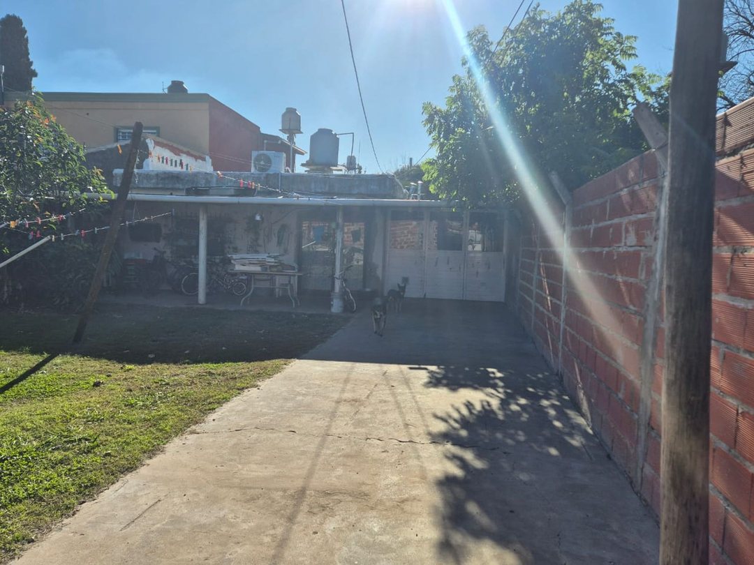 CASA EN VENTA 400M2+3DEPTOS+PARRILLA, PATIO JCPAZ