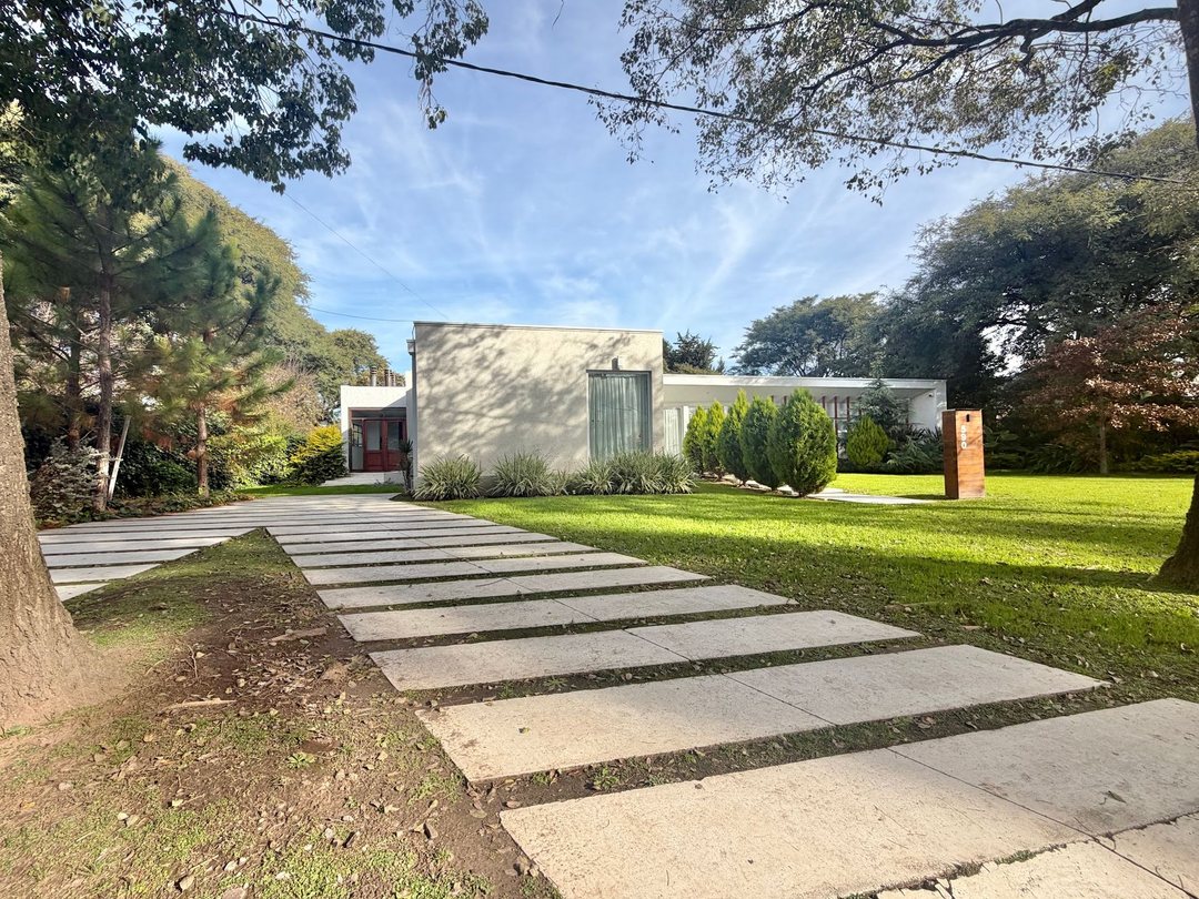 VENTA/ VIVIENDA CALIDAD PREMIUM/ QUINCHO/ PILETA