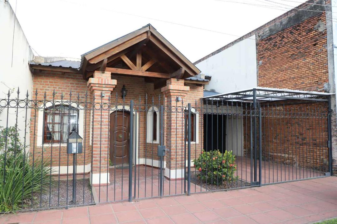¡CASA EN VENTA, 8 AMBIENTES! BELLA VISTA CTES.