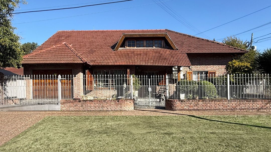 VENTA CASA 4 AMB HURLINGHAM LOTE 440 M2 C/ PILETA