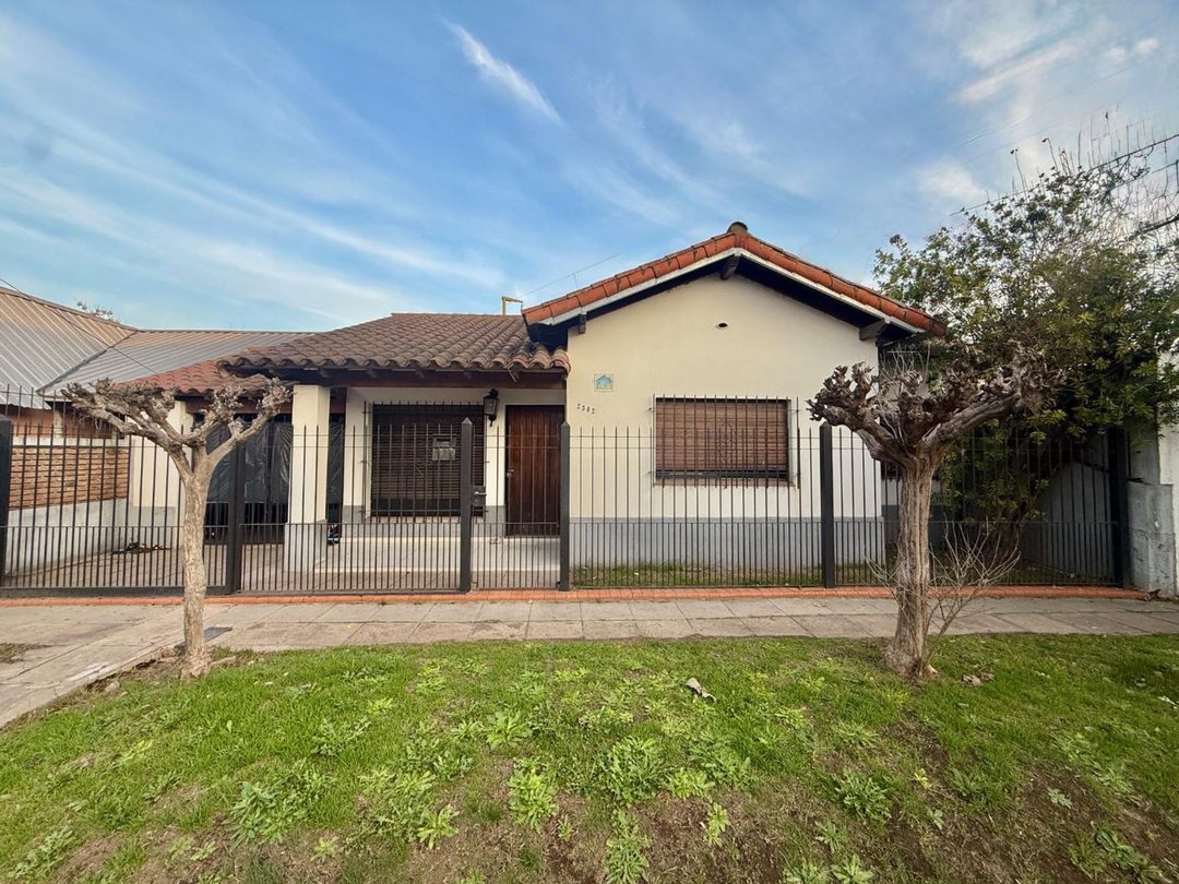 CASA 4 AMB  VENTA PADUA COCHERA PATIO