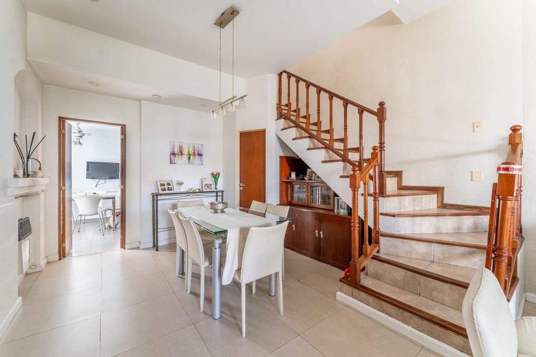 Venta Casa de 7 amb. con doble cochera y patio